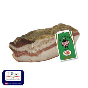Pezzo di lardo con etichetta verde.