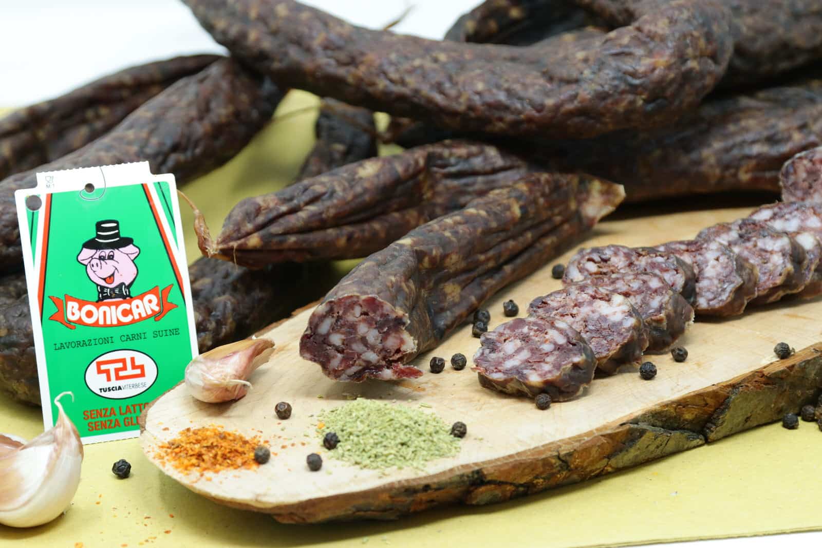 Salame affettato su tagliere con spezie.