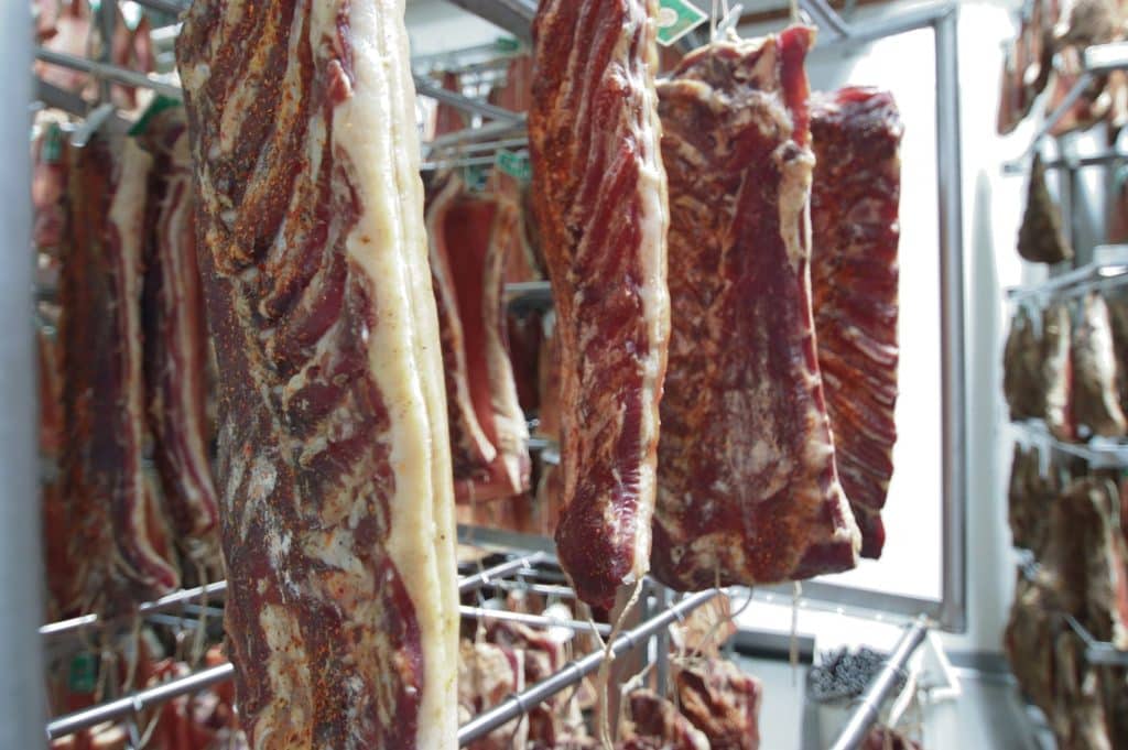 Carne appesa in una cella frigorifera.
