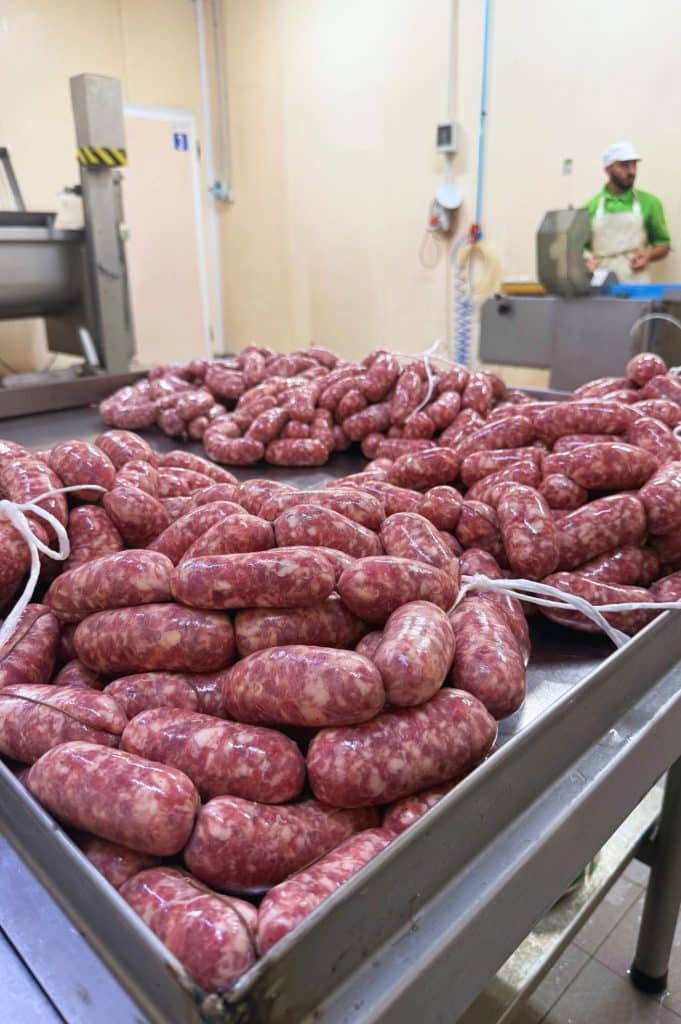 Salsicce su un tavolo in macelleria.