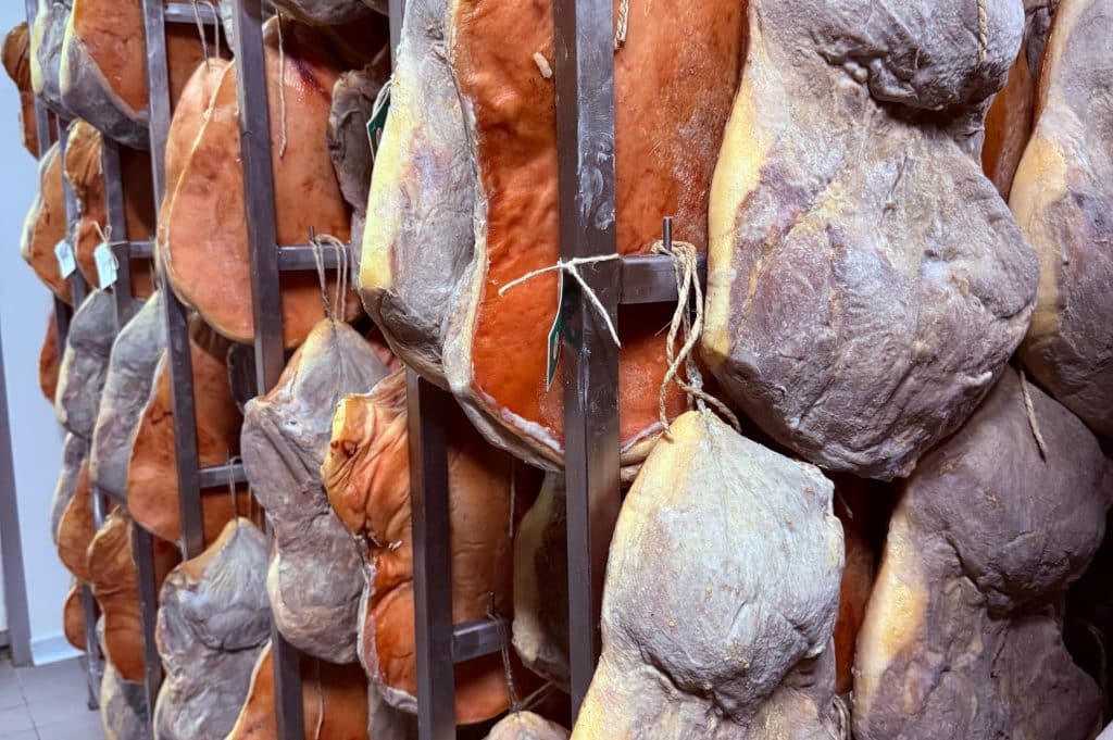Prosciutti appesi in fase di stagionatura.