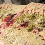 Carne cruda con erbe e spezie.