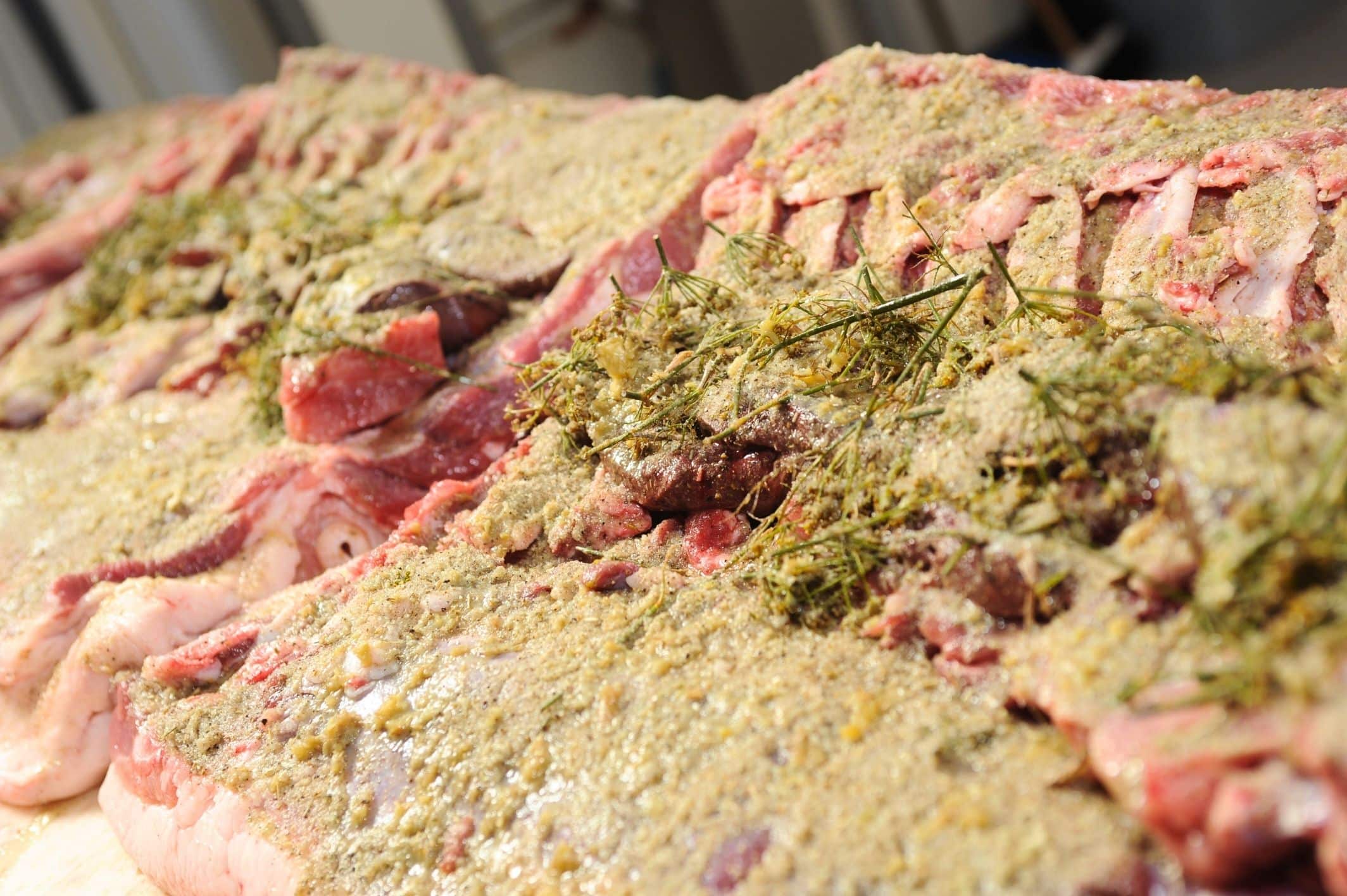 Carne cruda con erbe e spezie.