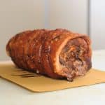 Porchetta su carta marrone.