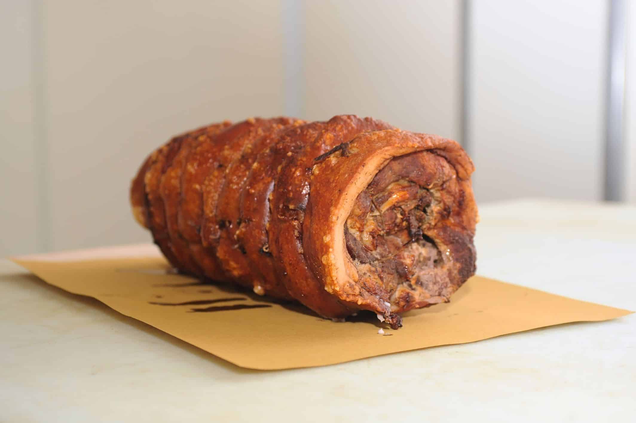 Porchetta su carta marrone.