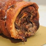Porchetta cotta su carta da forno.