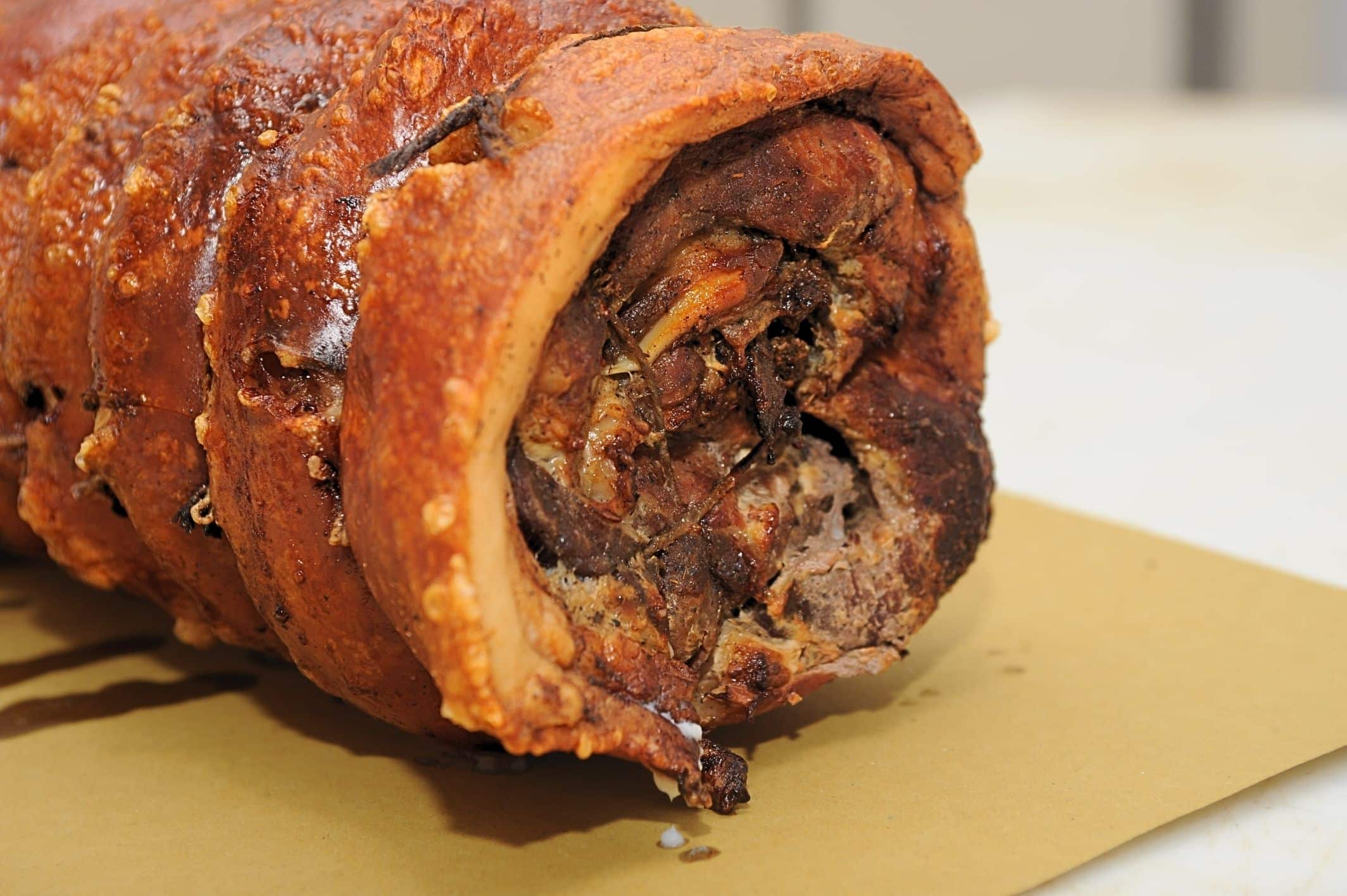 Porchetta cotta su carta da forno.