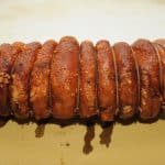 Porchetta arrostita su carta da forno.