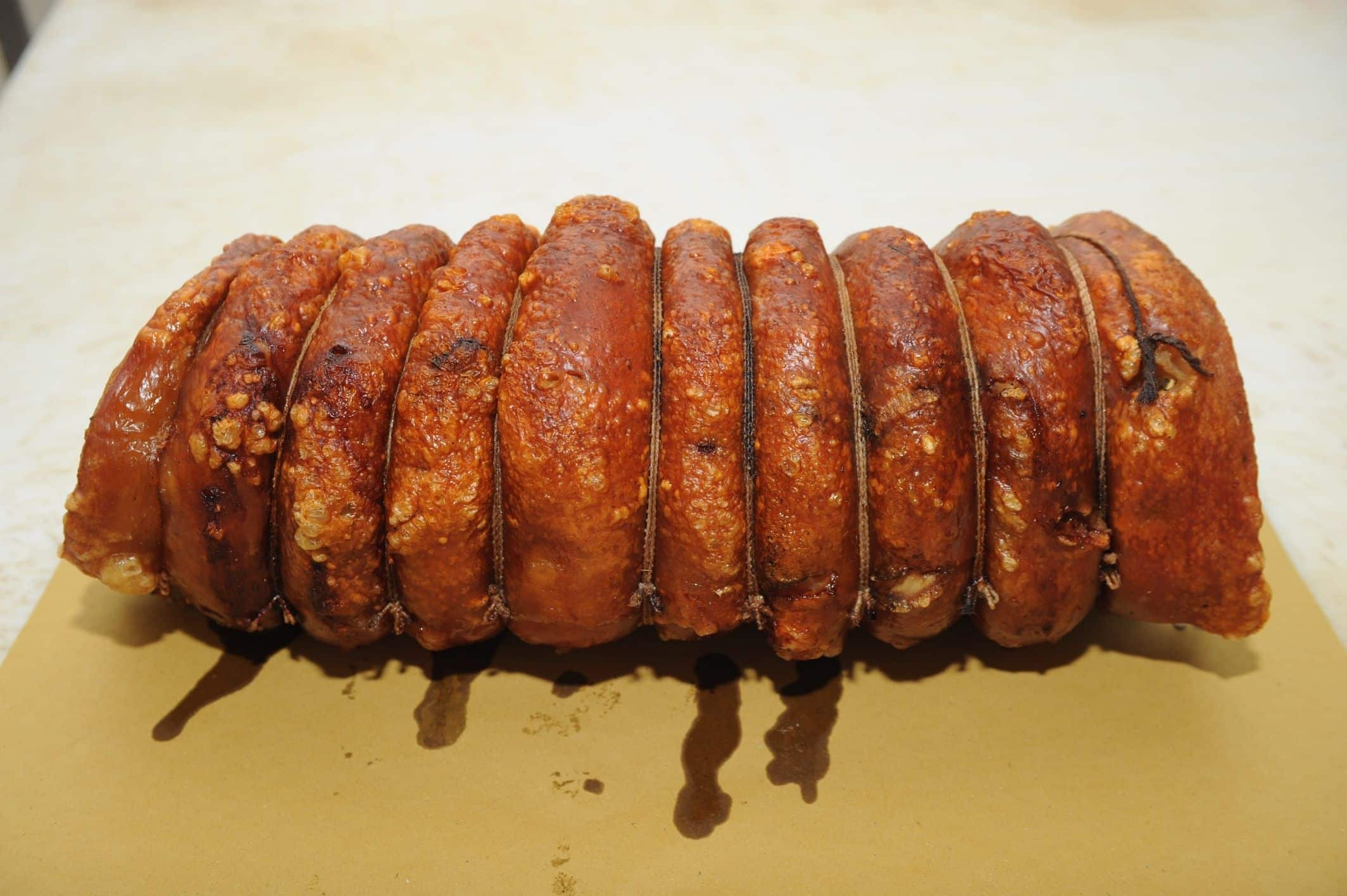 Porchetta arrostita su carta da forno.